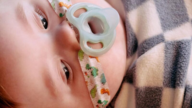Tommee Tippee Ultra-Light Silicone Pacifier, 6-18 Months, Symmetrical One-Piece Design, BPA-Free Silicone Binkies, Clear/Pink/Yellow, Pack of 4