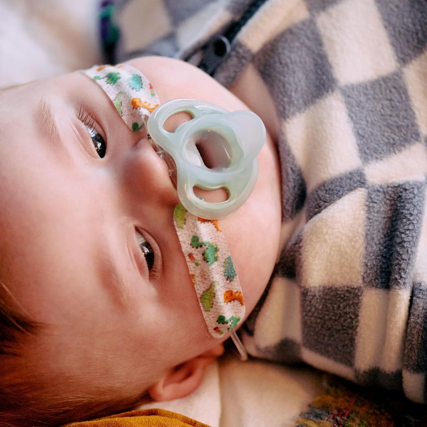 Tommee Tippee Ultra-Light Silicone Pacifier, 6-18 Months, Symmetrical One-Piece Design, BPA-Free Silicone Binkies, Clear/Pink/Yellow, Pack of 4 Tommee Tippee Ultra-Light Silicone Pacifier, 6-18 Months, Symmetrical One-Piece Design, BPA-Free Silicone Binkies, Clear/Pink/Yellow, Pack of 4