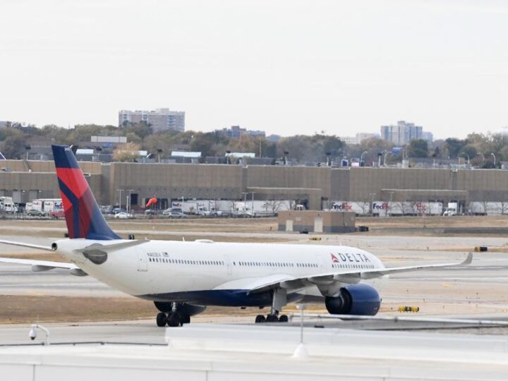 Delta Airlines Cancels Flights 2025 – Reasons, Refunds & Investor Impact